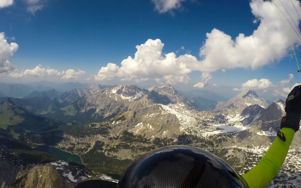 40: mit so einer Wolkenstraße vor einem reicht es, tiefer abzufliegen: hier der Blick auf den Dießbach-Stausee